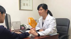 黎燕華，中醫藥全科學士及婦科碩士